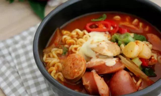 秋天到了,學(xué)學(xué)這5款火鍋湯底的做法吧! 秋天到了,學(xué)學(xué)這5款火鍋湯底的做法吧!