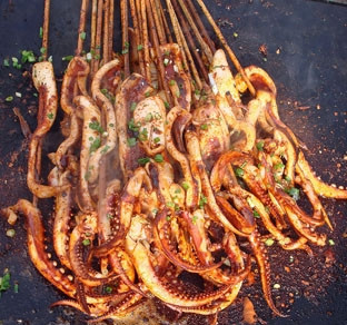 四川小吃鐵板魷魚技術做法哪里好？短期小吃培訓中心